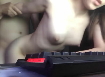 Đang ngồi làm thì em cởi đồ đòi làm nháy